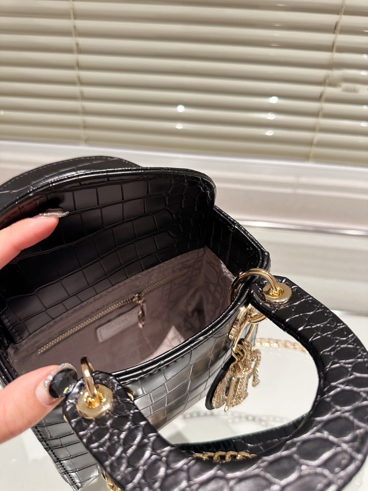 EN - Luxury Bags DIR 369