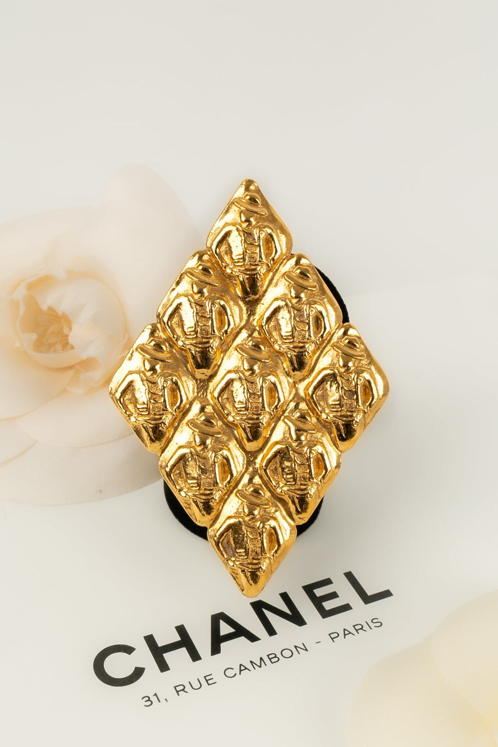 Broche dorée Chanel