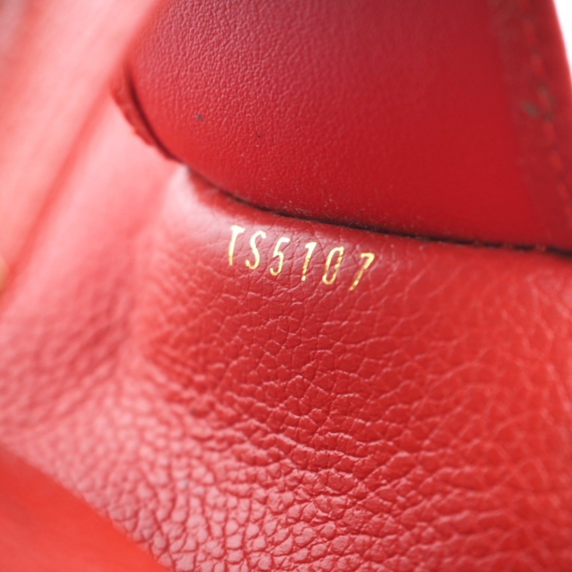 Louis Vuitton 6 Key Holder  Leather Wallet  ()