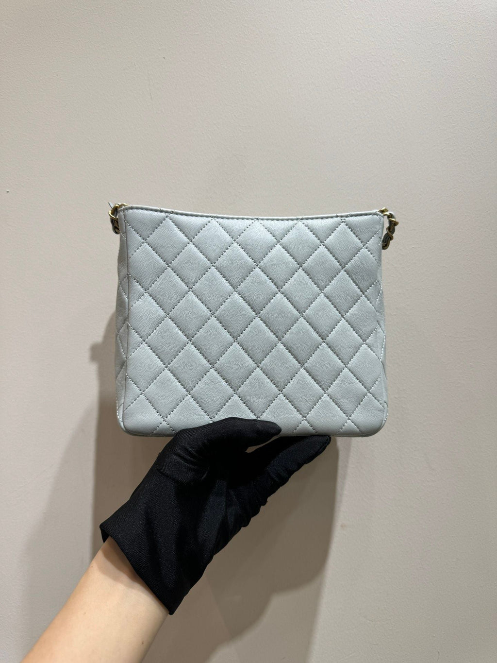 Preloved Chanel hobo chip baby blue 108739