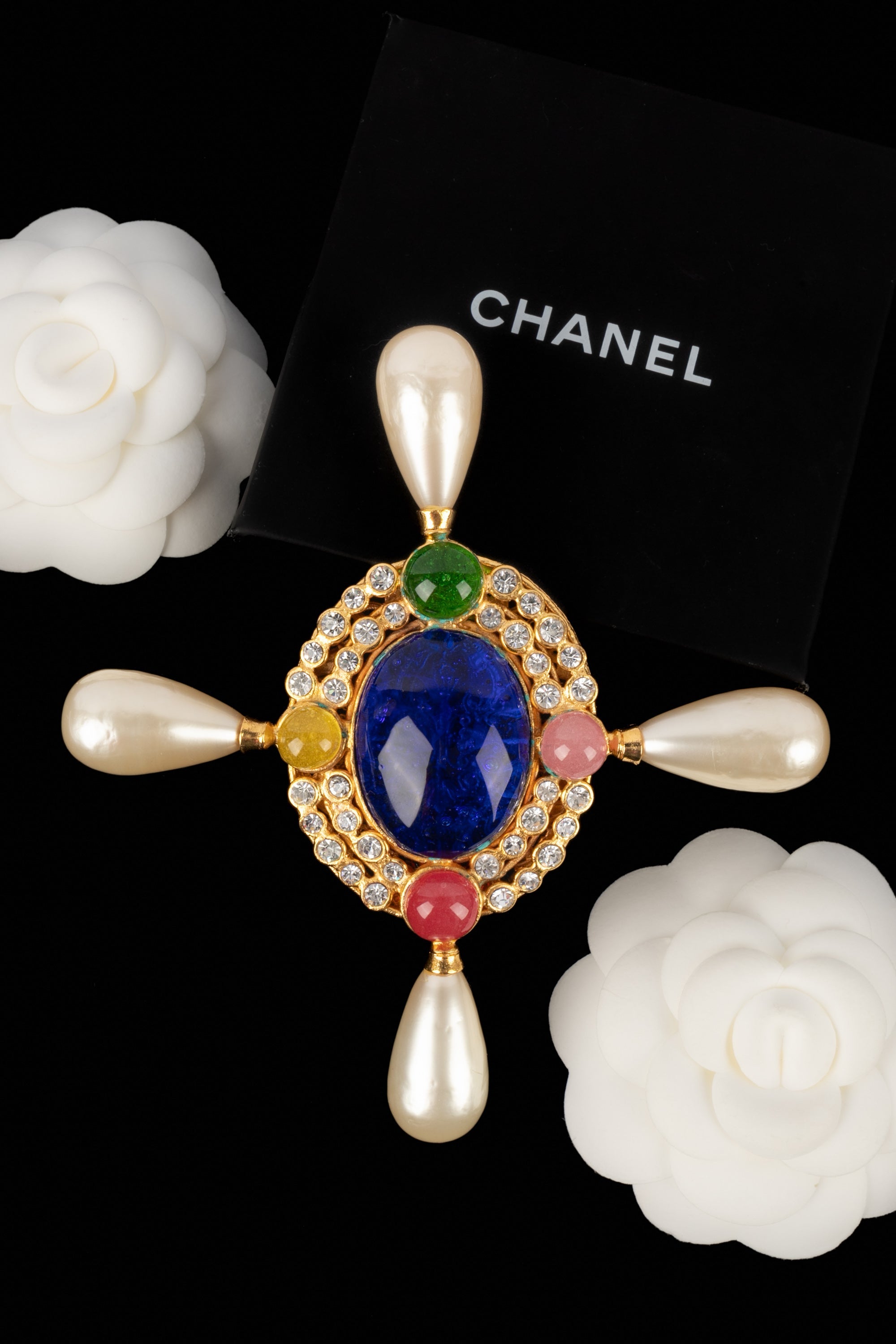 Imposante broche en pâte de verre Chanel