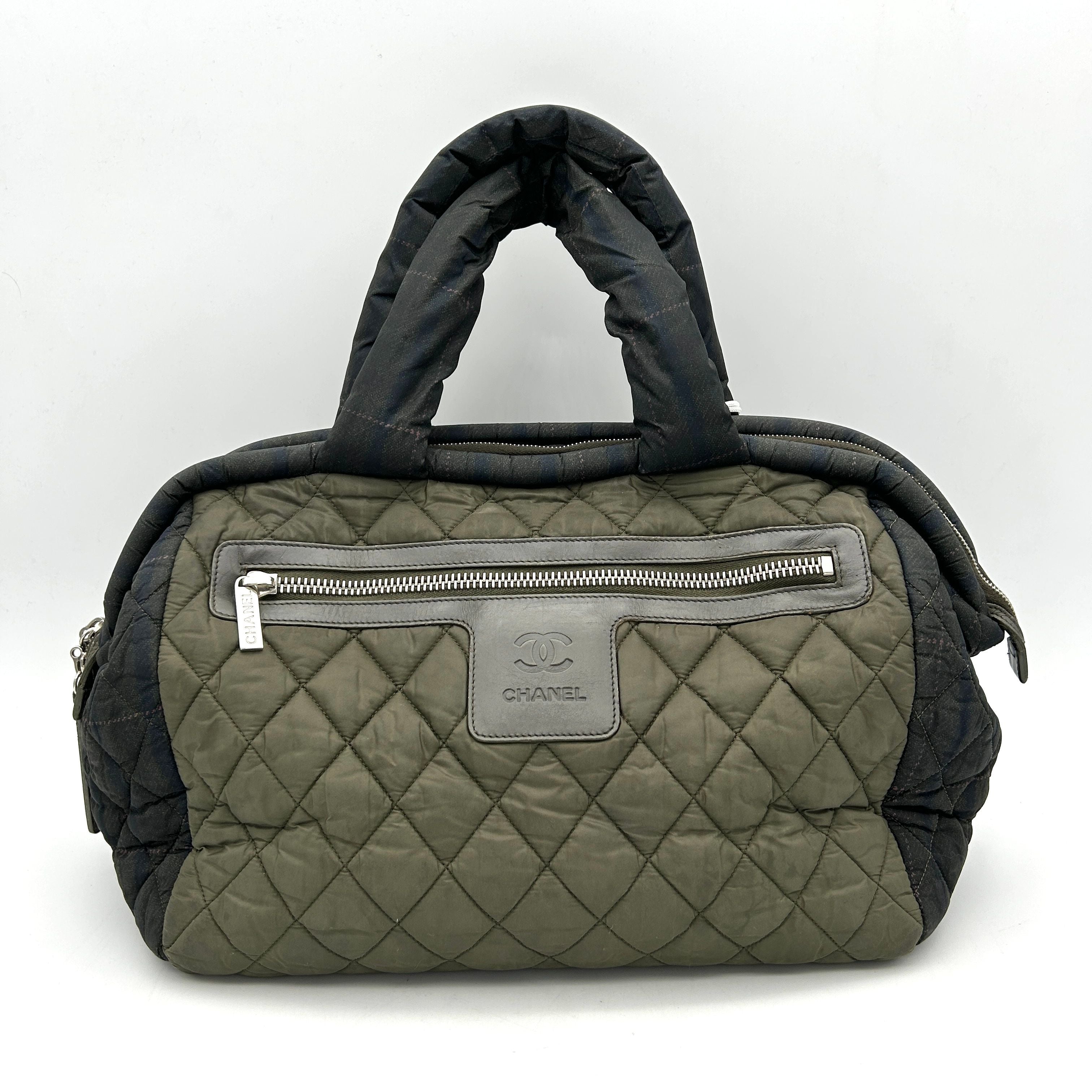 Cocoon cloth handbag Chanel Green in Cloth LA6354