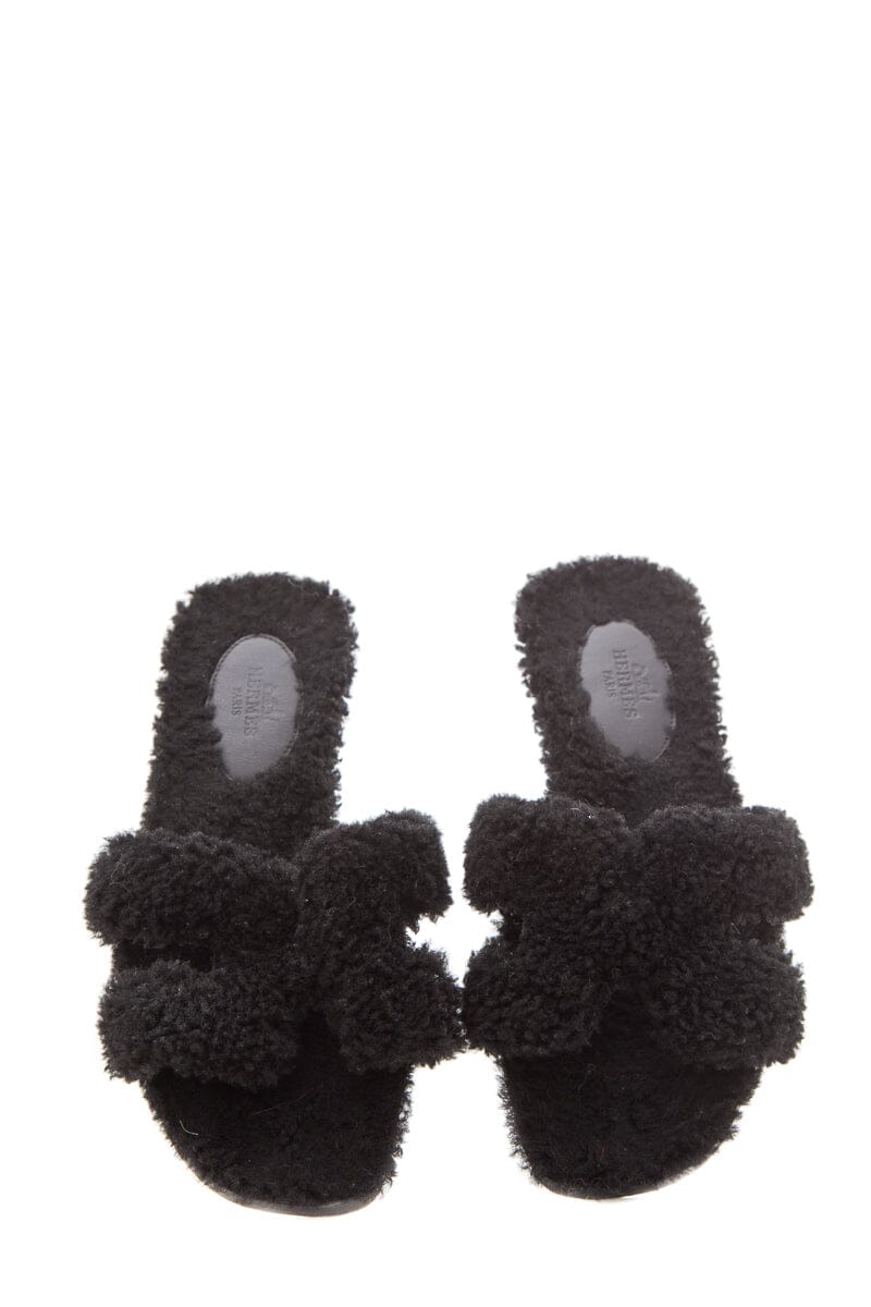 HermÃƒÆ’Ã‚Â¨s "Oran" Black Shearling Slides SZ 35