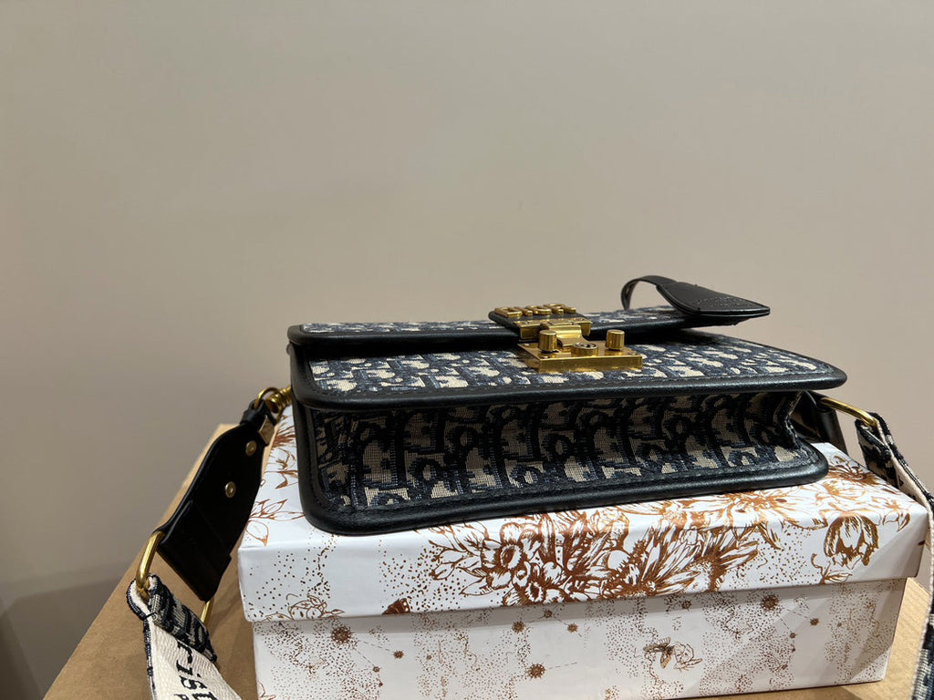 EN - Luxury Bags DIR 364
