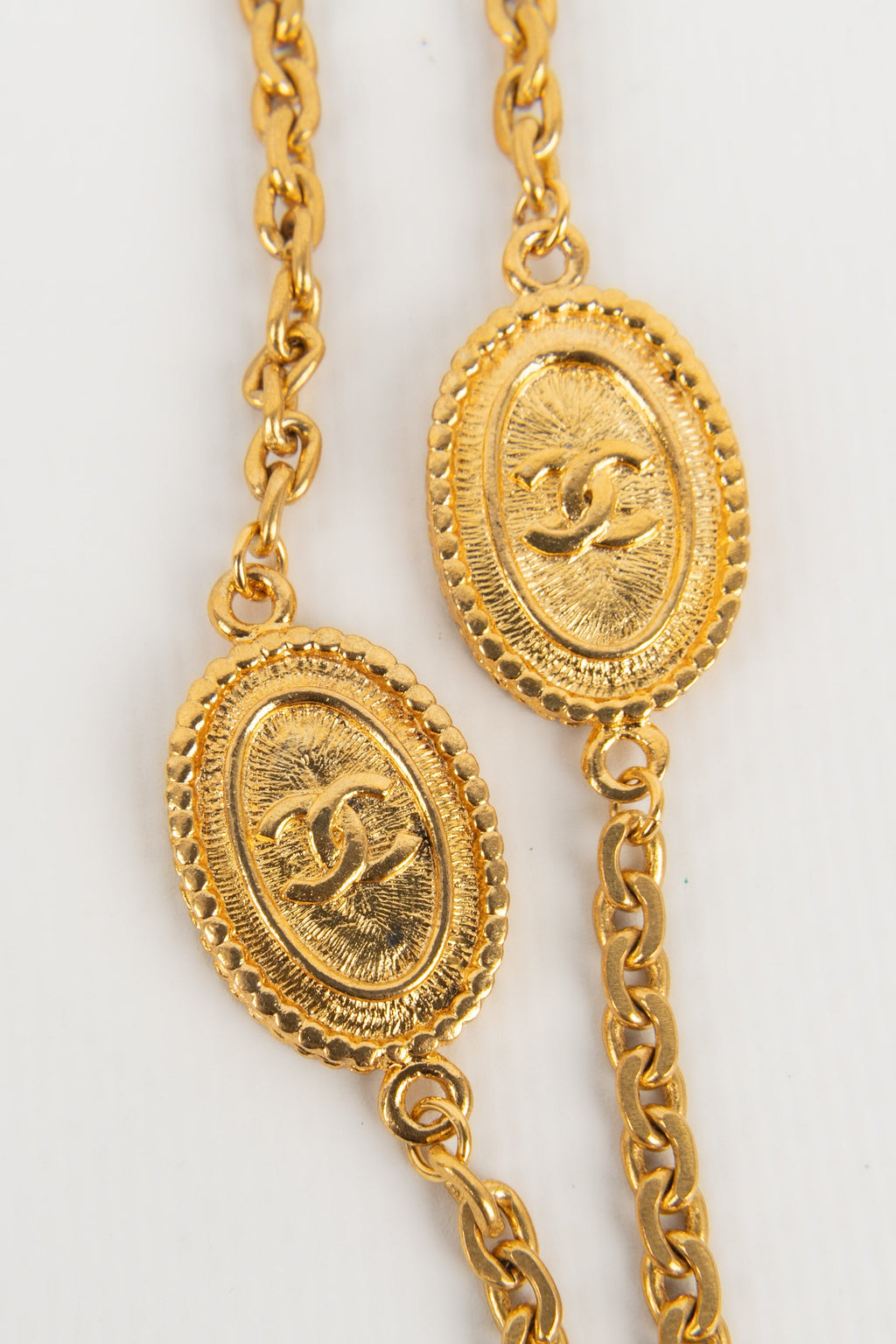 Collier / Sautoir en mÃƒÆ’Ã‚Â©tal dorÃƒÆ’Ã‚Â© Chanel 1980's