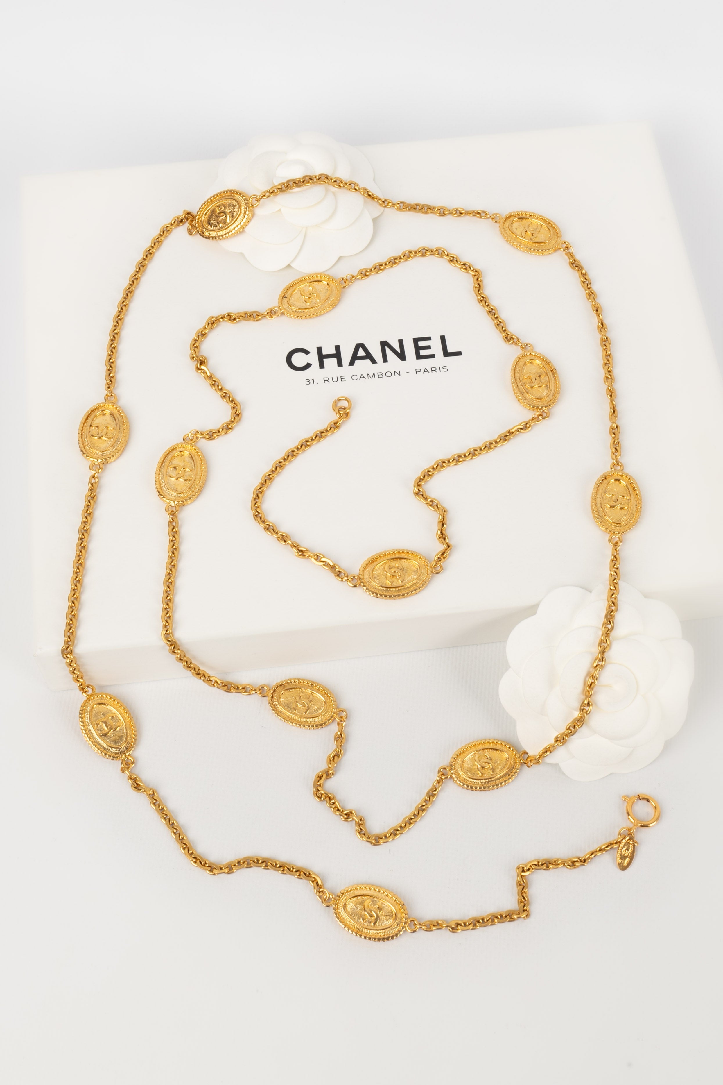 Collier / Sautoir en mÃƒÆ’Ã‚Â©tal dorÃƒÆ’Ã‚Â© Chanel 1980's