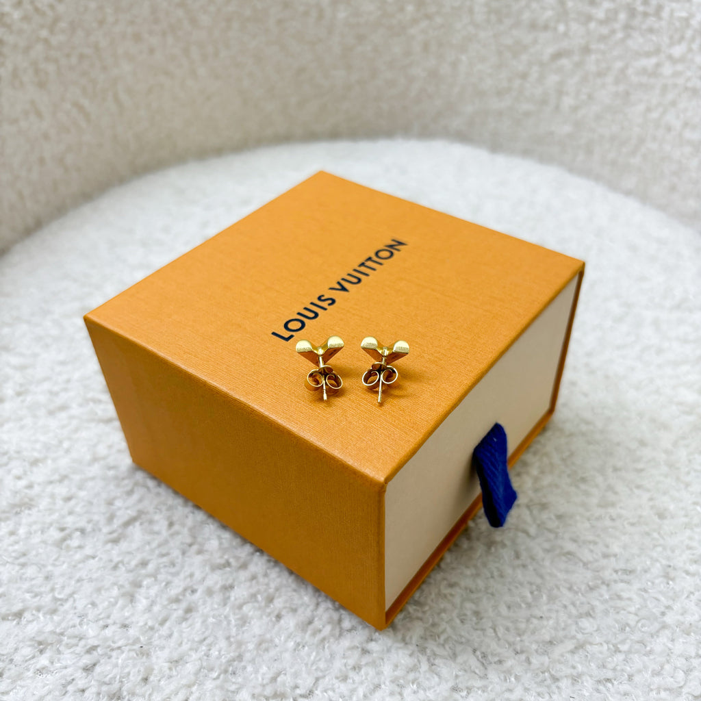 LV Essential V Stud Earrings in Gold tone HW