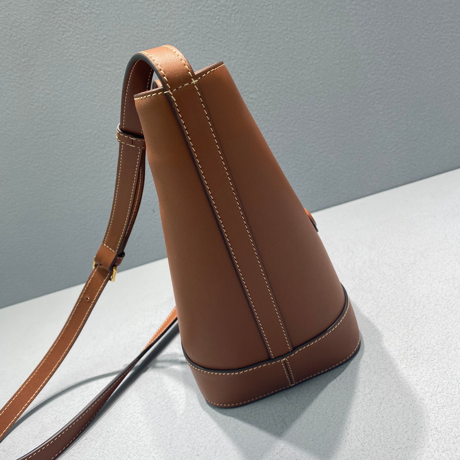 GLAMI Small Bucket Cuir Triomphe Brown For Women 9in/22cm 198243DU3.04LU