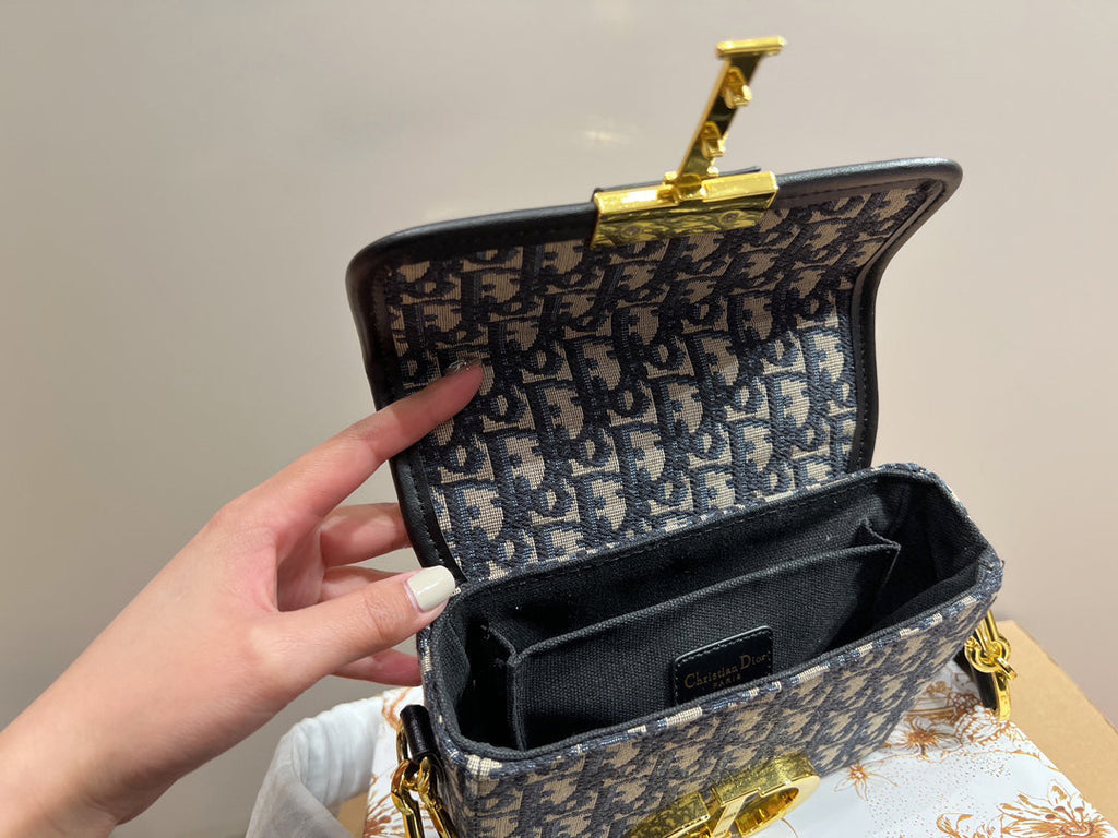 EN - Luxury Bags DIR 360