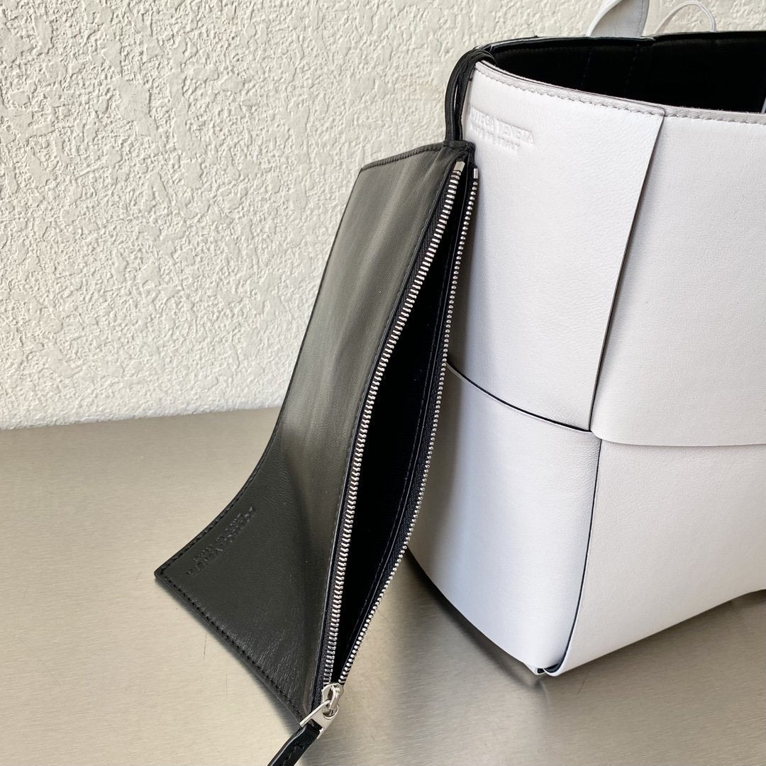 GLAMI Arco Tote Bag For Women 16.14in/41cm In White 609175VMAY39041