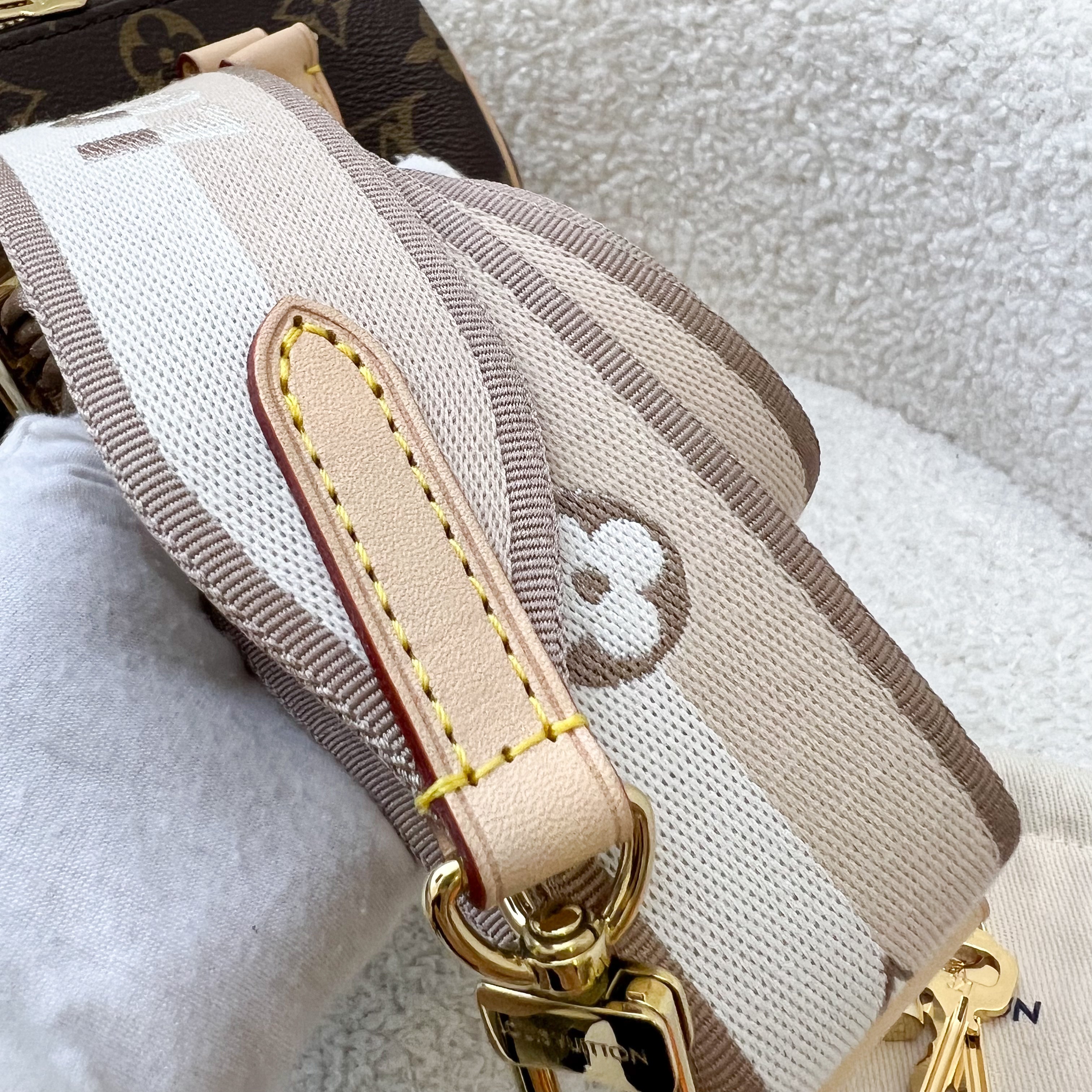 LV Speedy Bandouliere 20 in Monogram Canvas and Adjustable Beige Patterned Strap