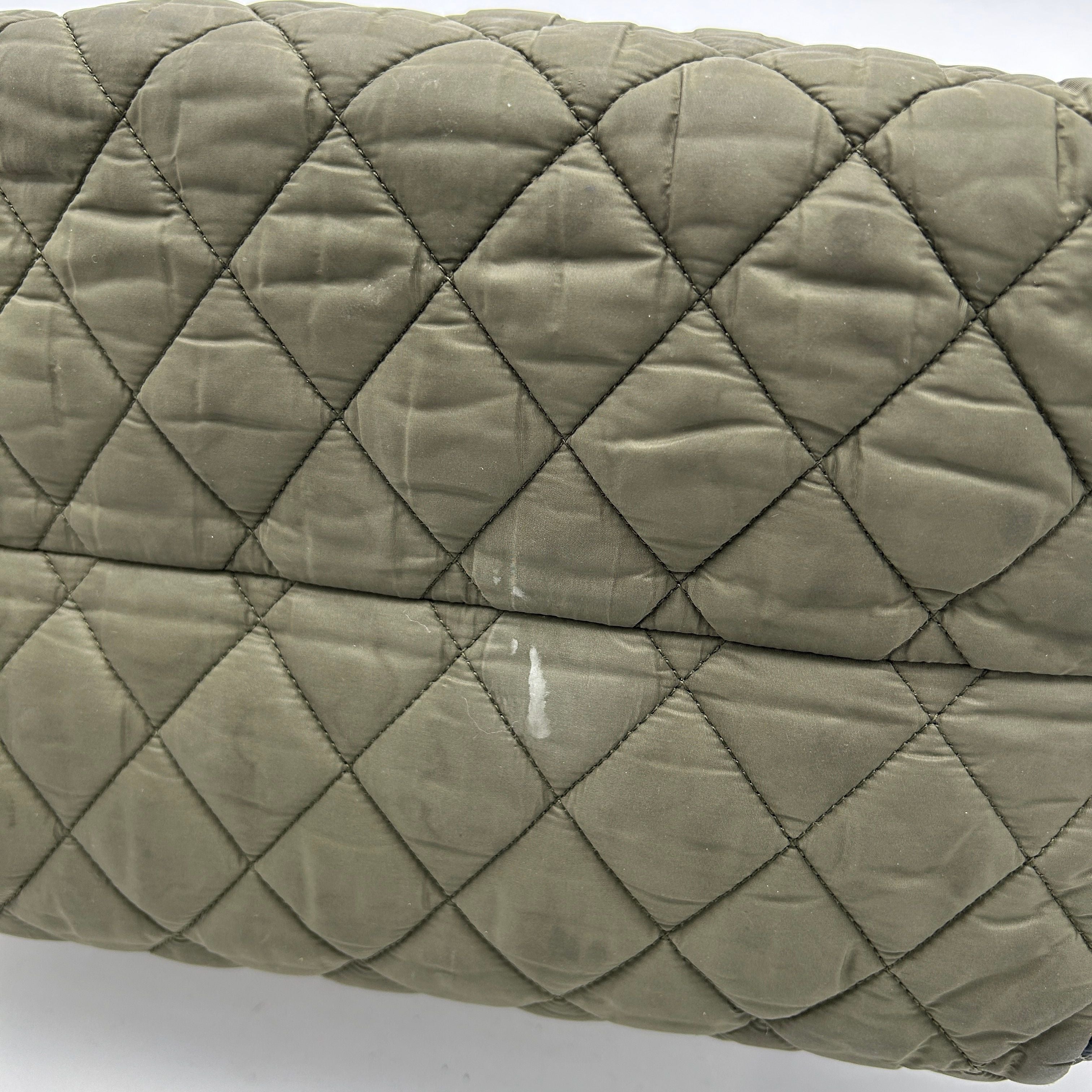 Cocoon cloth handbag Chanel Green in Cloth LA6354
