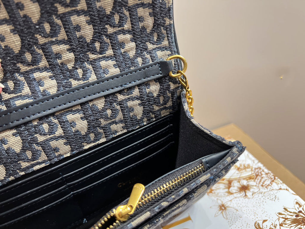 EN - Luxury Bags DIR 359