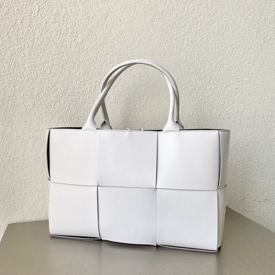 GLAMI Arco Tote Bag For Women 16.14in/41cm In White 609175VMAY39041