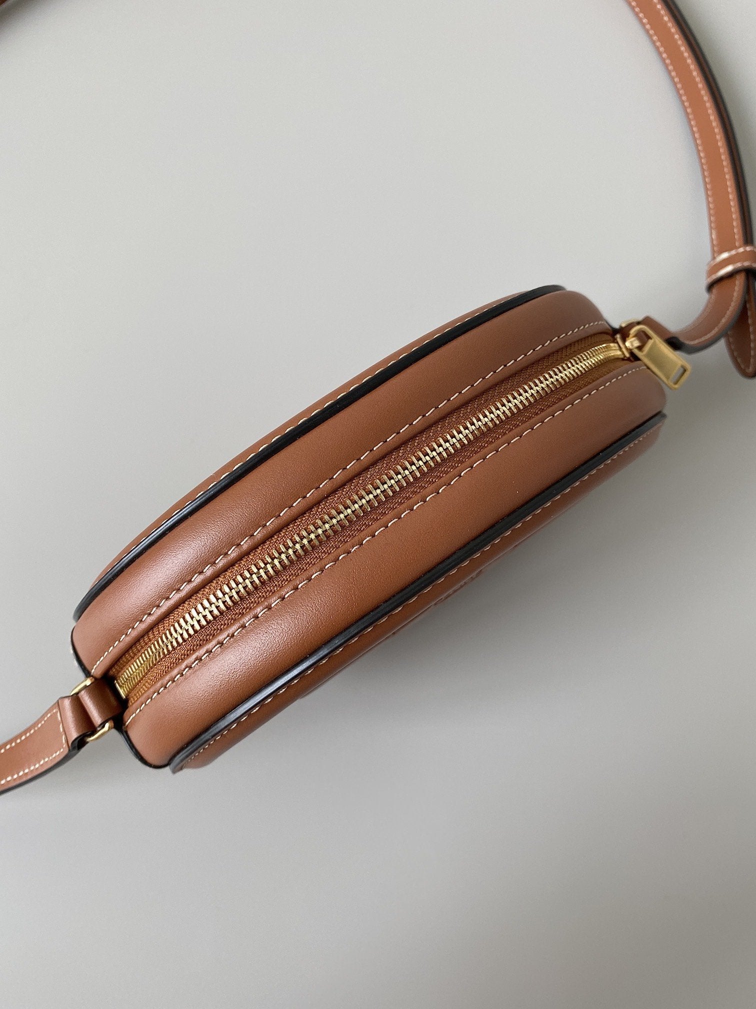 GLAMI Crossbody Oval Purse Cuir Triomphe Brown For Women 6in/16cm 10I703DPQ.04LU