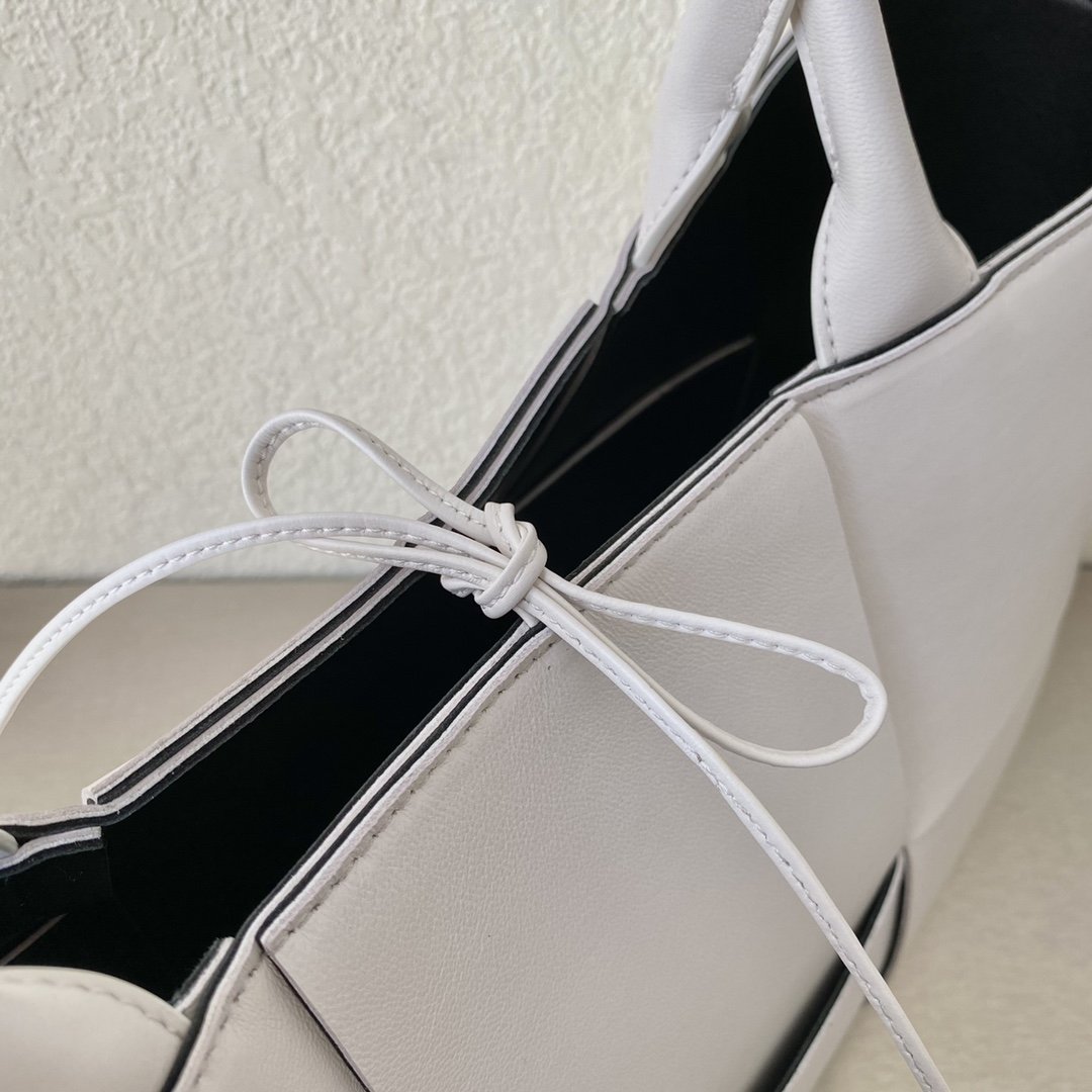 GLAMI Arco Tote Bag For Women 16.14in/41cm In White 609175VMAY39041