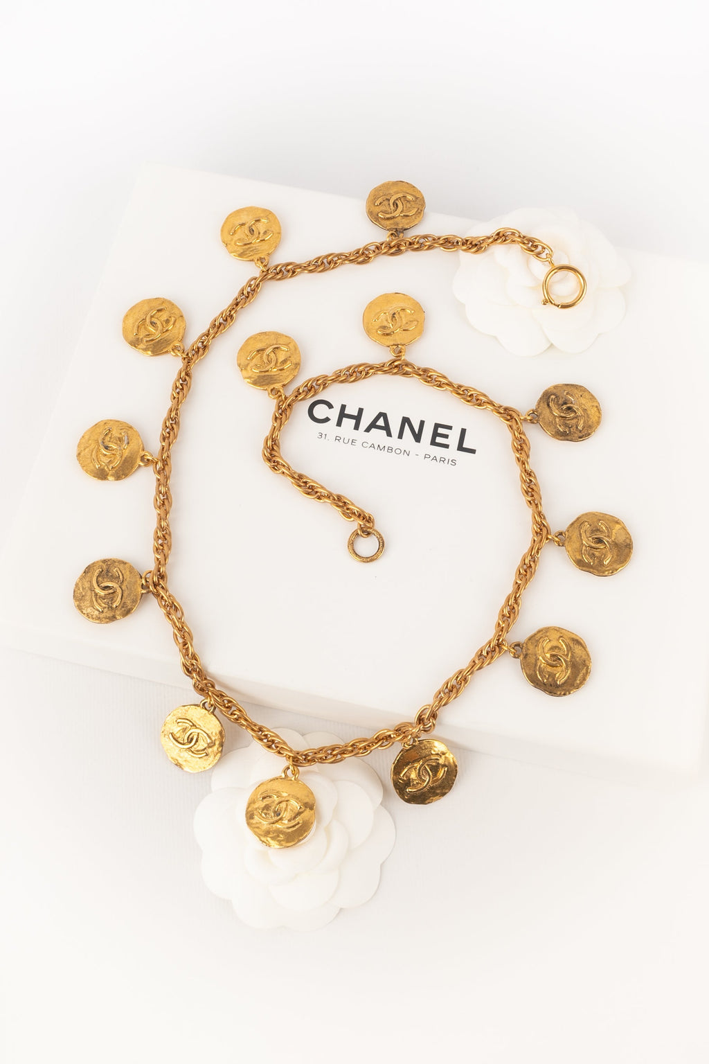 Collier / sautoir doré Chanel