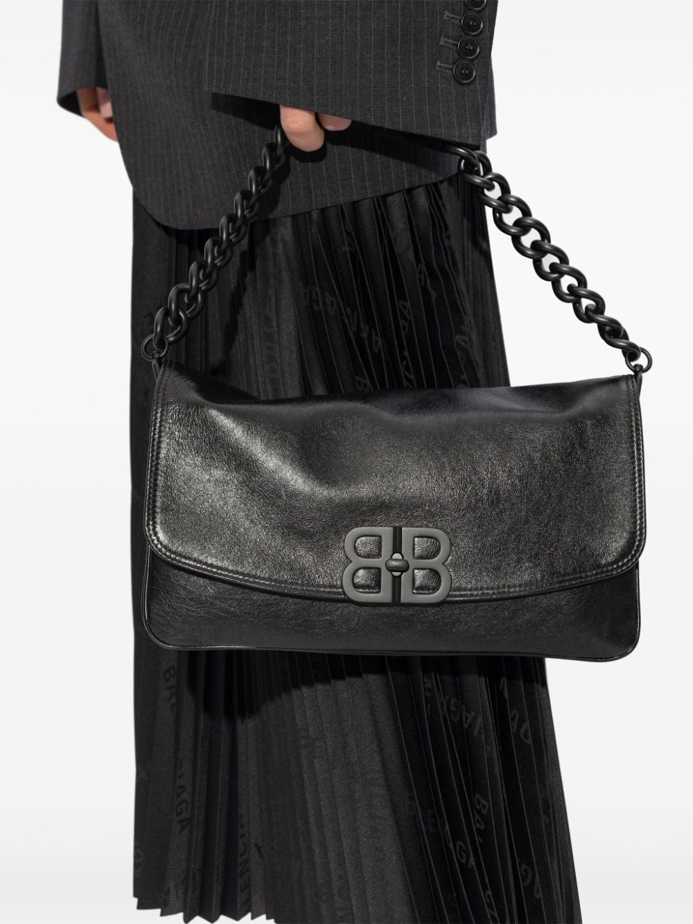 SOFT FLAP M BLACK BAG WITH BB LOGO CHAIN