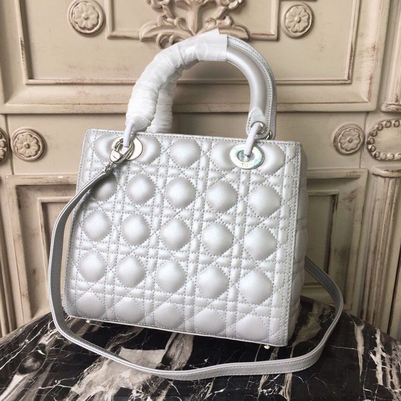 GLAMI MeGLAMIum Opaline Gray PearlesGLAMInt Cannage Lady Bag Hardware Pearl Gold For Women 9.5in/24cm CD