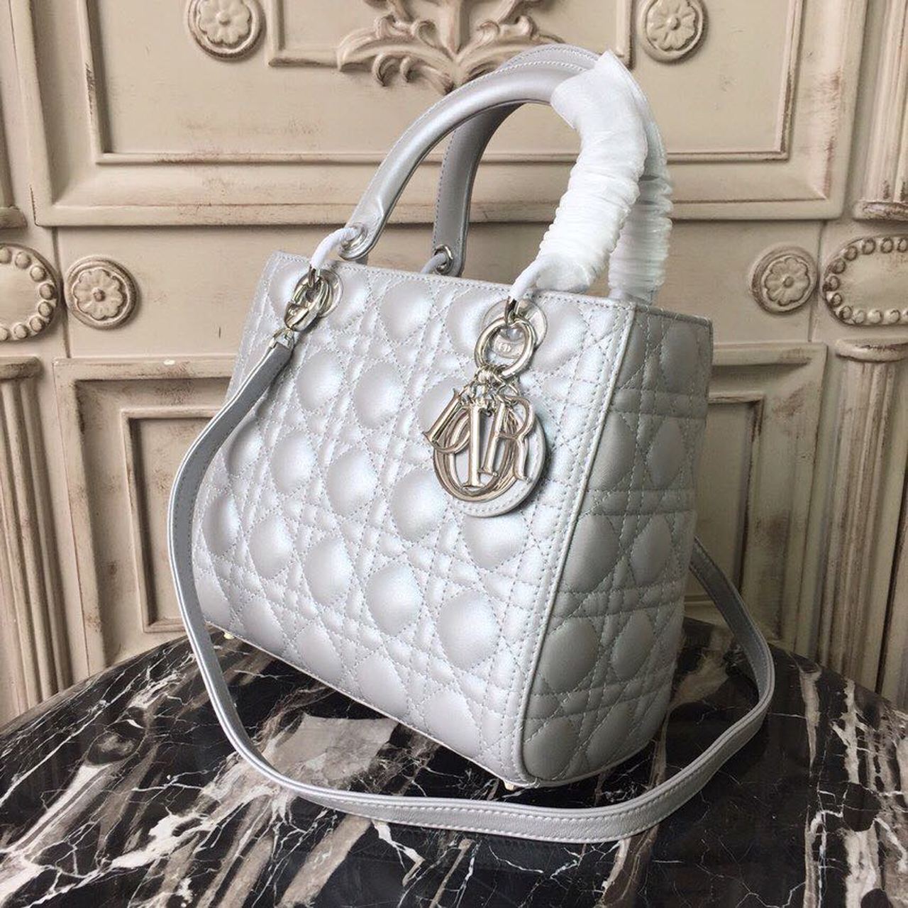 GLAMI MeGLAMIum Opaline Gray PearlesGLAMInt Cannage Lady Bag Hardware Pearl Gold For Women 9.5in/24cm CD