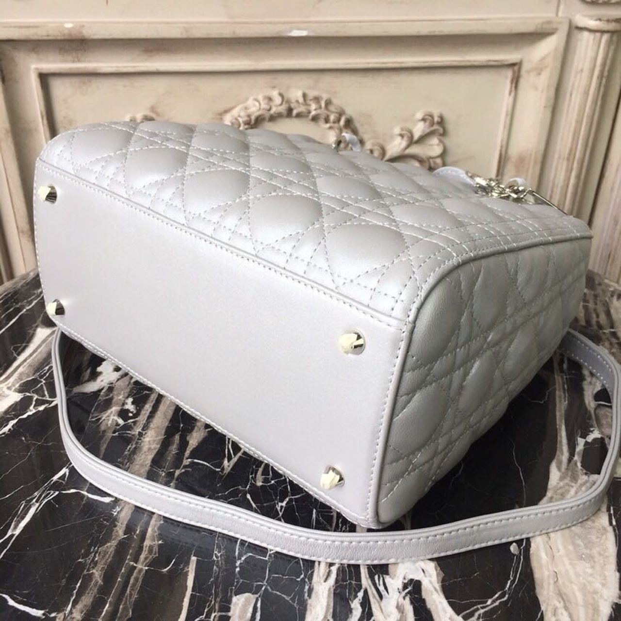 GLAMI MeGLAMIum Opaline Gray PearlesGLAMInt Cannage Lady Bag Hardware Pearl Gold For Women 9.5in/24cm CD