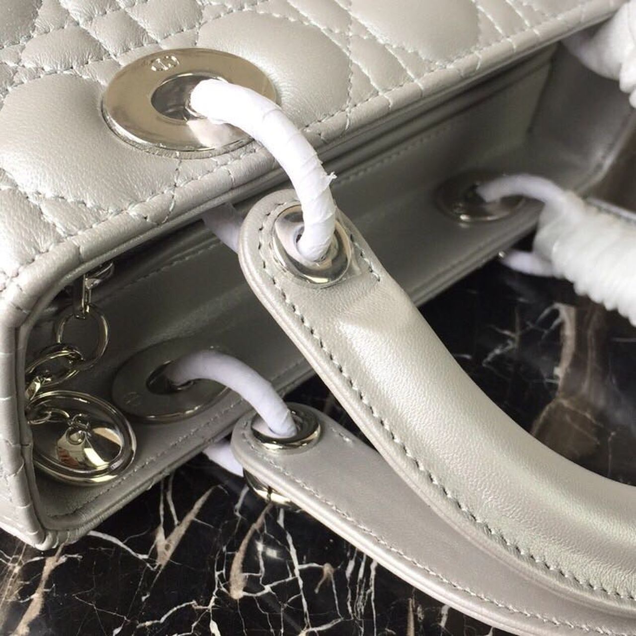 GLAMI MeGLAMIum Opaline Gray PearlesGLAMInt Cannage Lady Bag Hardware Pearl Gold For Women 9.5in/24cm CD