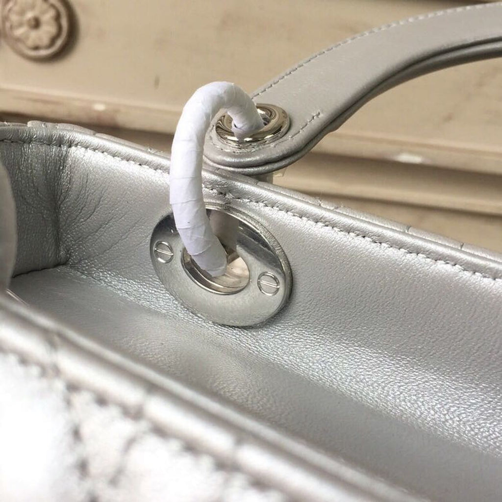 GLAMI MeGLAMIum Opaline Gray PearlesGLAMInt Cannage Lady Bag Hardware Pearl Gold For Women 9.5in/24cm CD