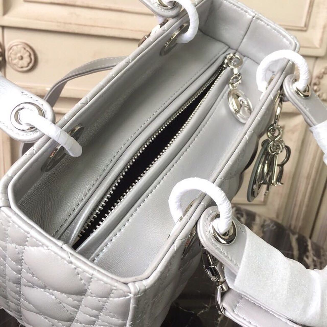 GLAMI MeGLAMIum Opaline Gray PearlesGLAMInt Cannage Lady Bag Hardware Pearl Gold For Women 9.5in/24cm CD