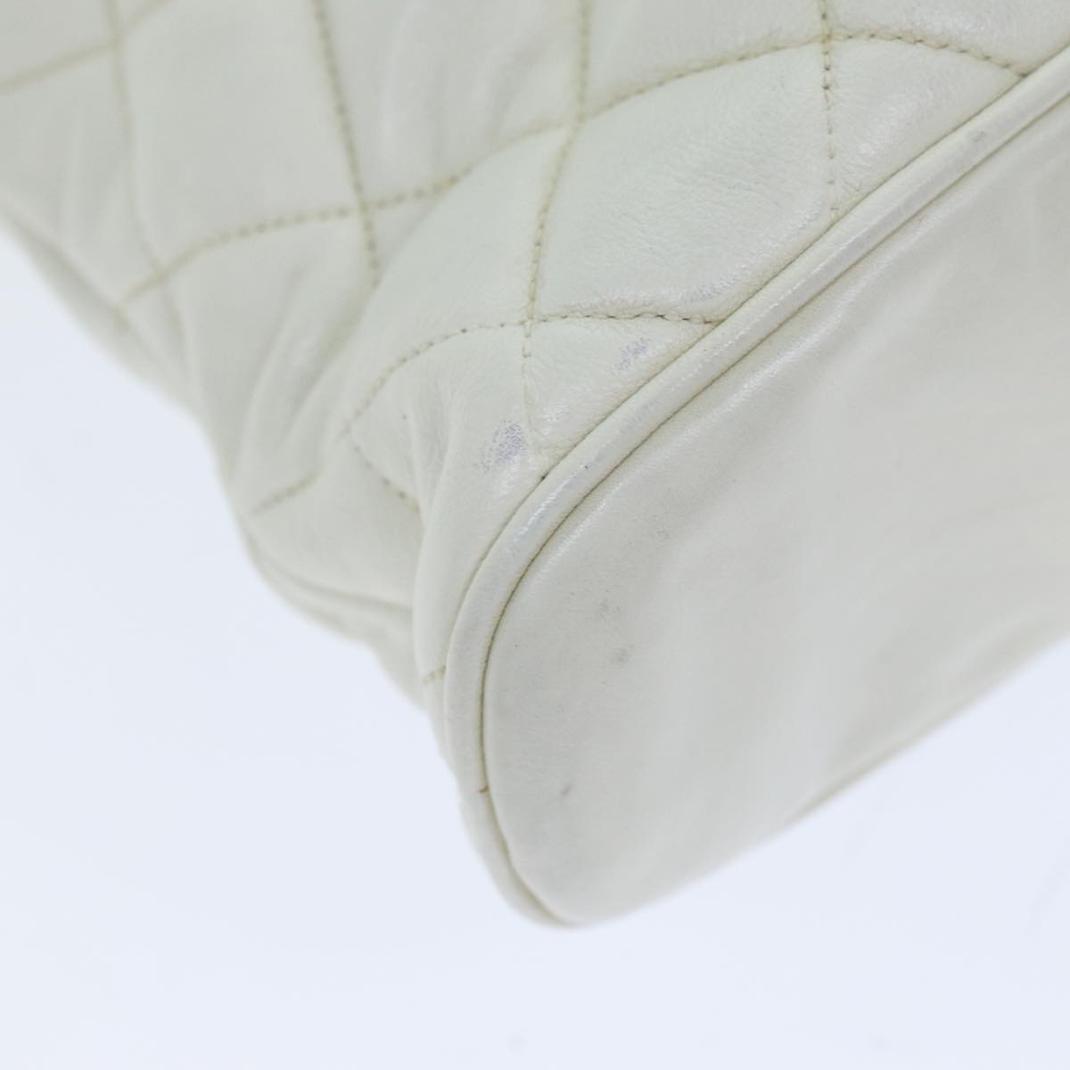 CHANEL Matelasse Chain Shoulder Bag Leather White CC 77469