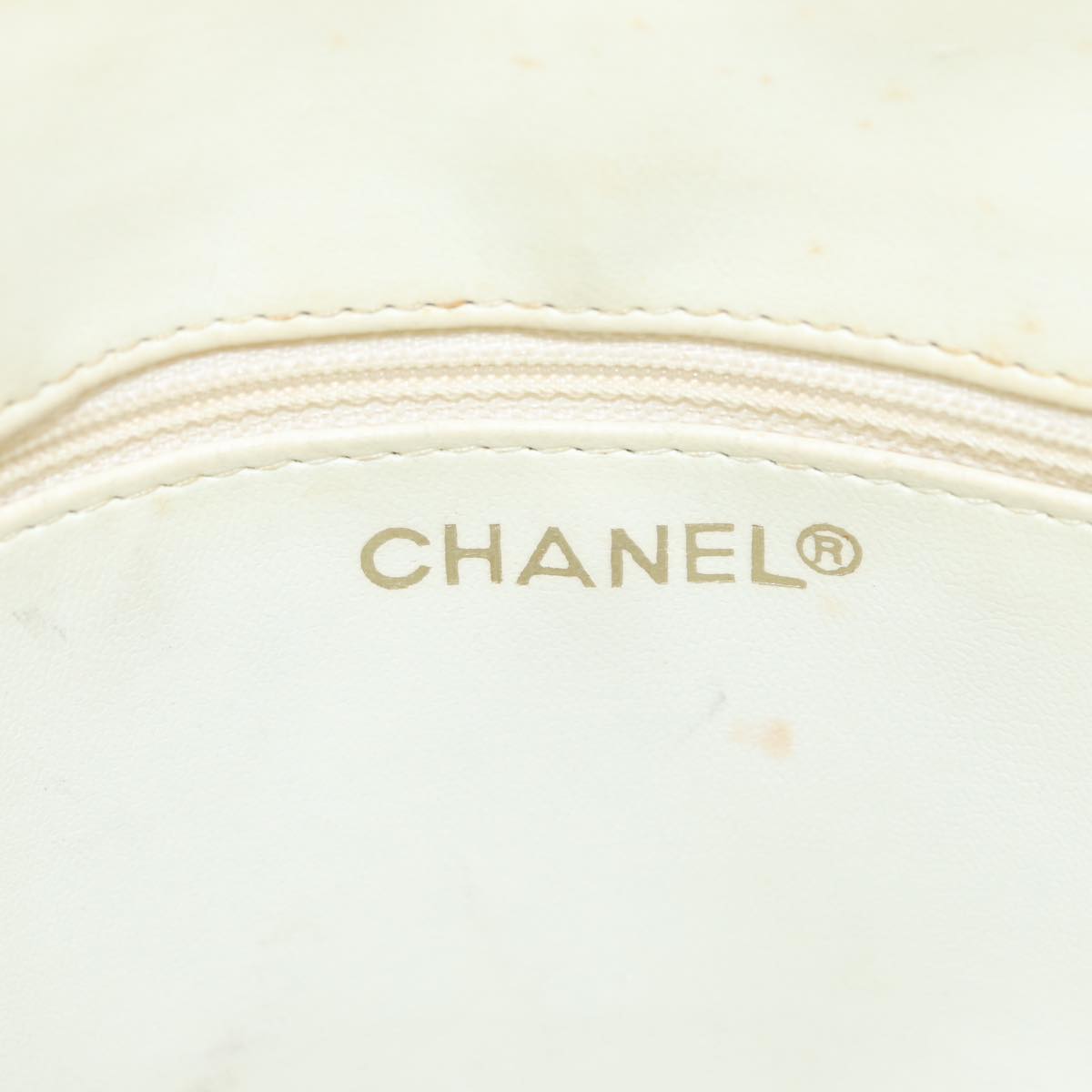 CHANEL Matelasse Chain Shoulder Bag Leather White CC 77469