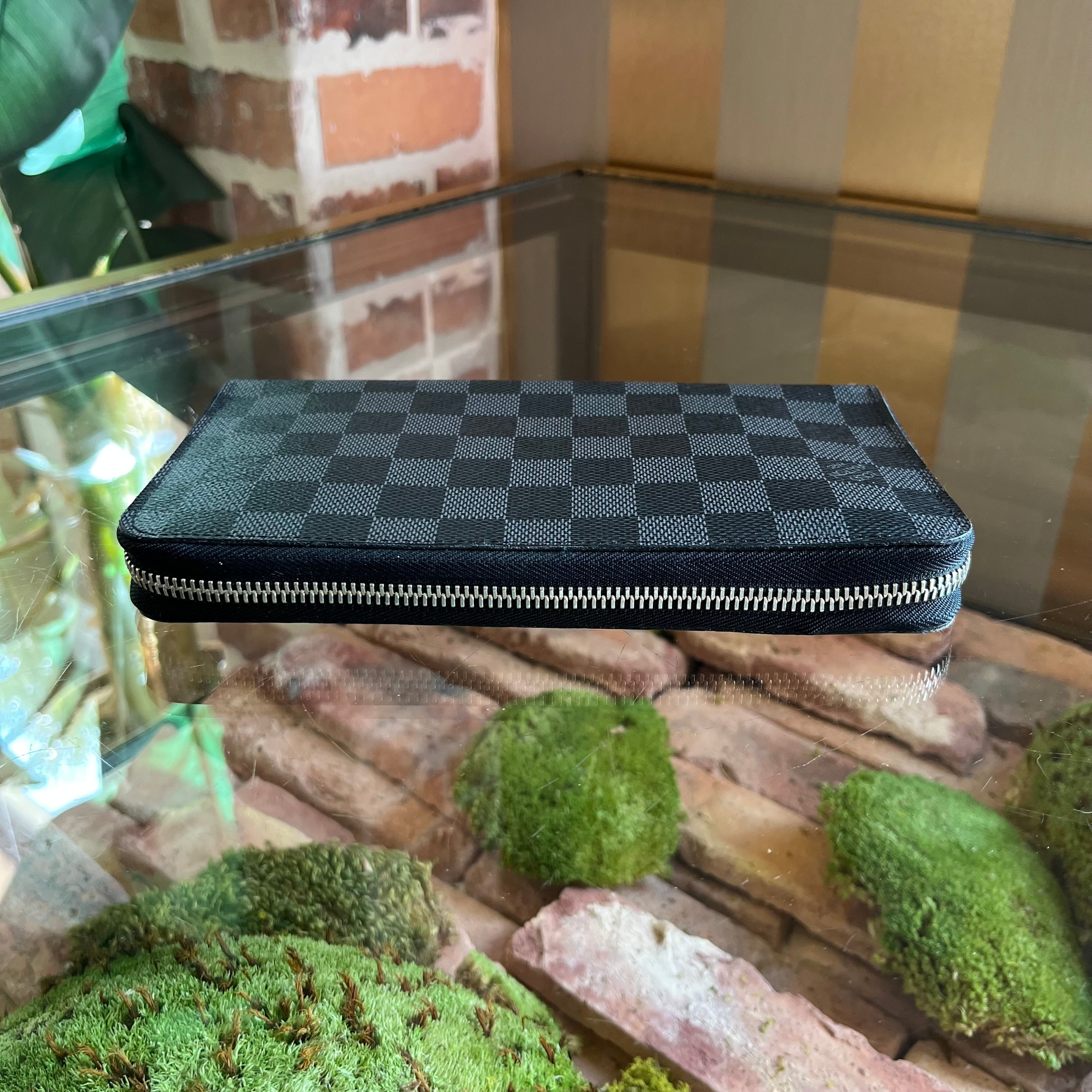 LOUIS VUITTON Damier Graphite Zippy Organizer Wallet