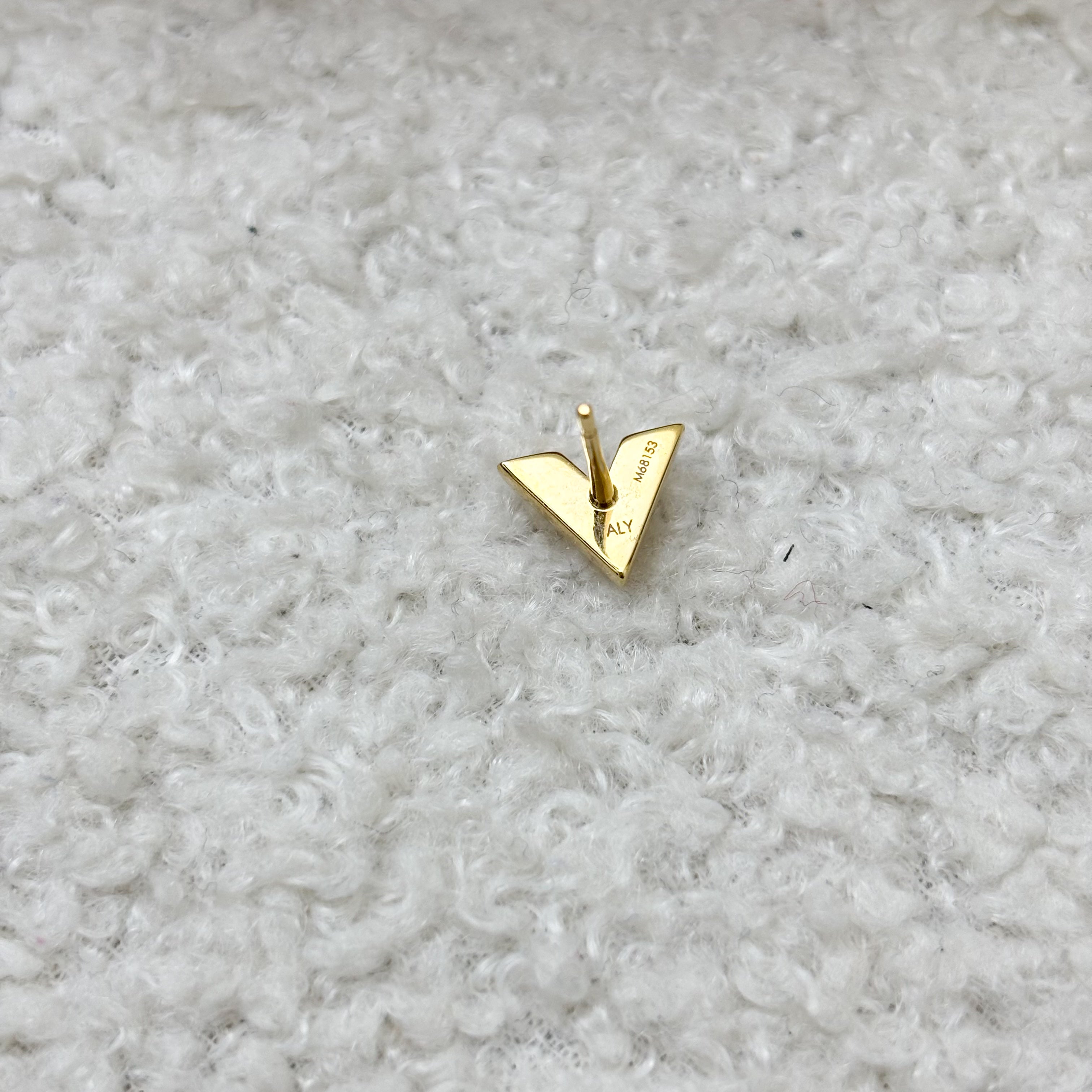 LV Essential V Stud Earrings in Gold tone HW