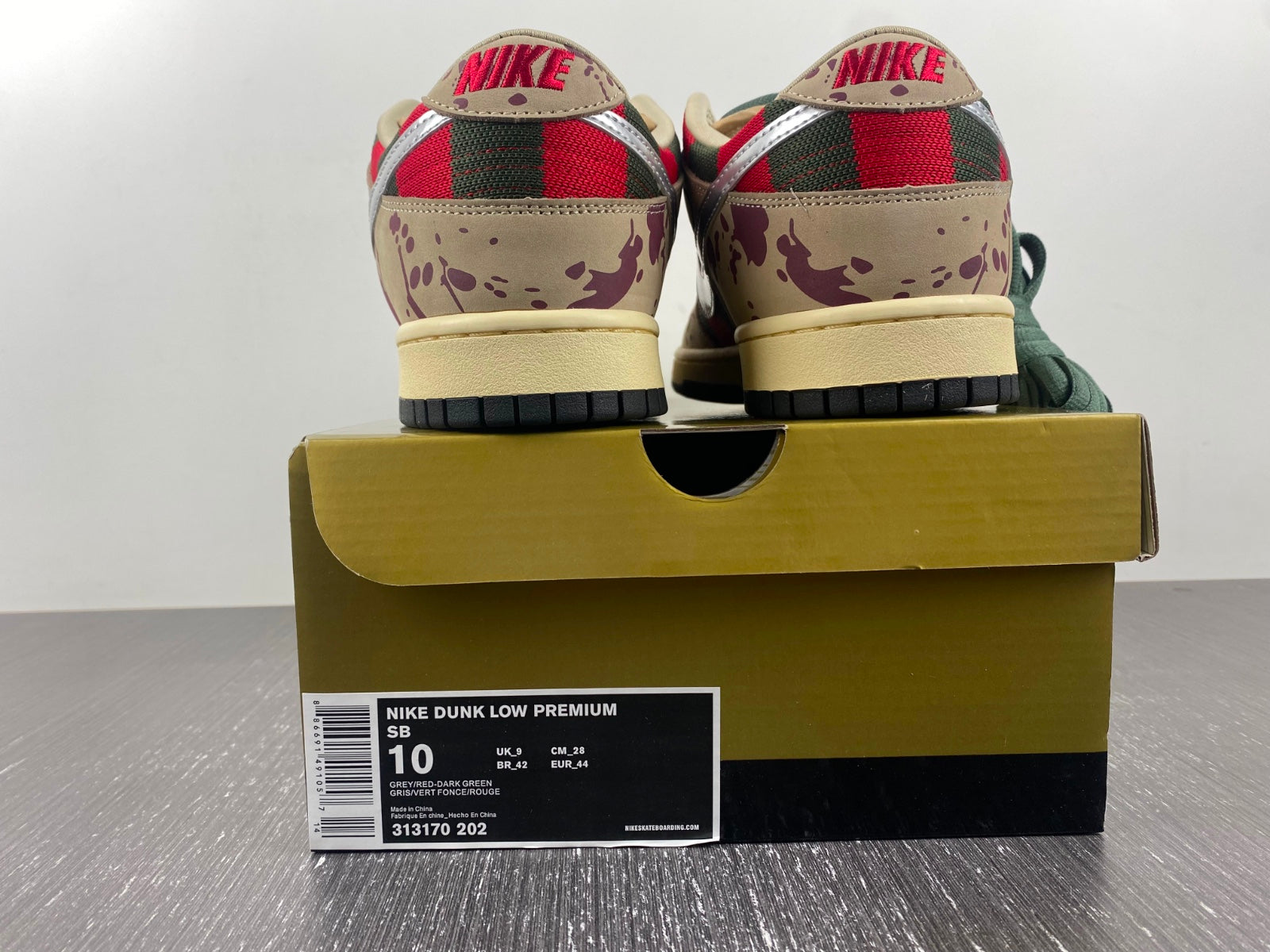 Designer SB Dunk Low Ã¢â‚¬Å“Freddy KruegerÃ¢â‚¬Â