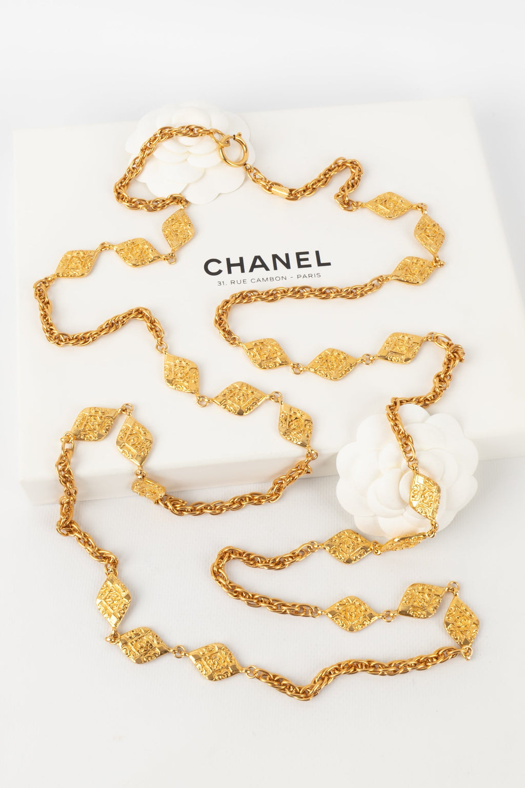 Collier / sautoir en mÃƒÆ’Ã‚Â©tal dorÃƒÆ’Ã‚Â© Chanel