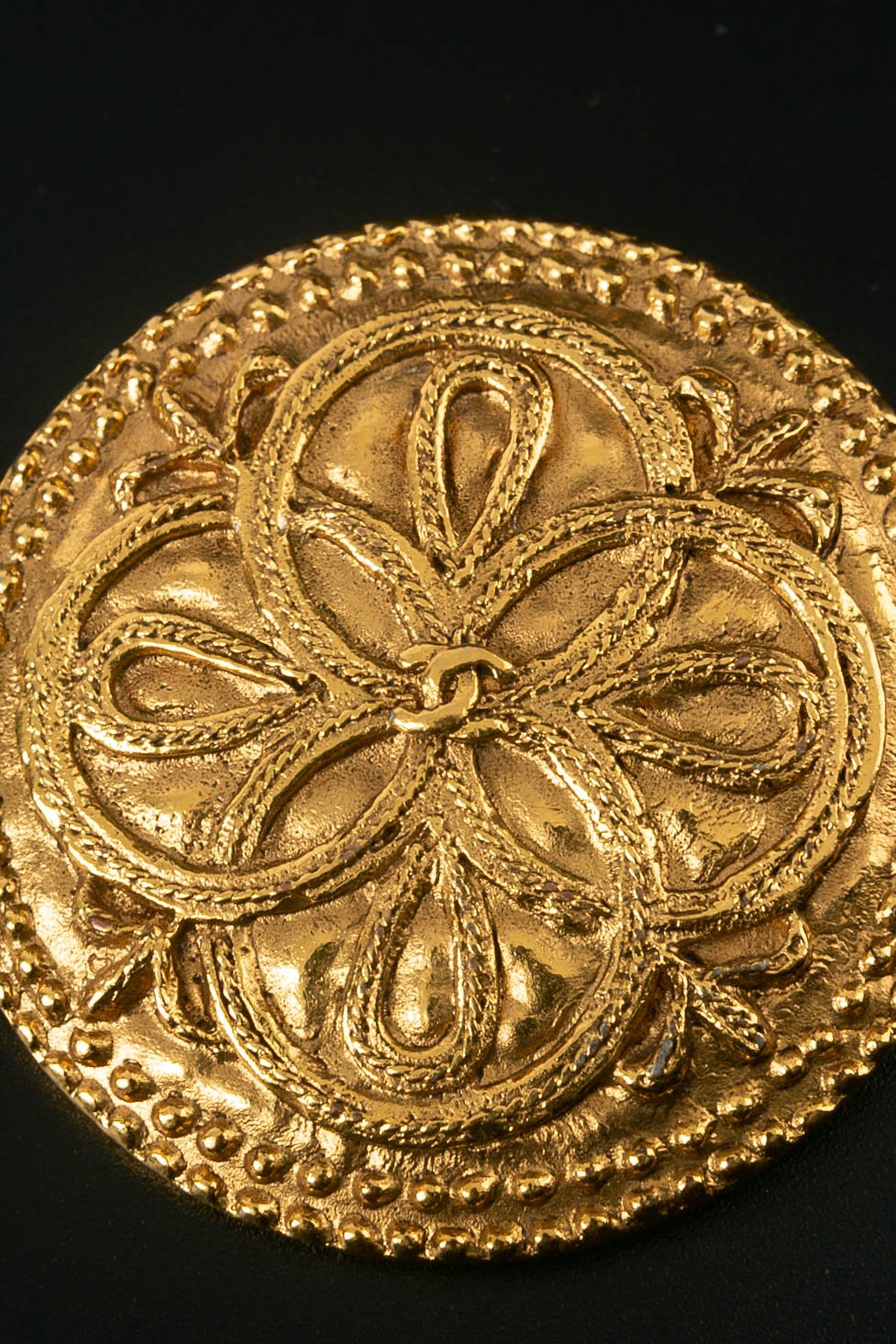 Broche en mÃƒÆ’Ã‚Â©tal dorÃƒÆ’Ã‚Â© Chanel
