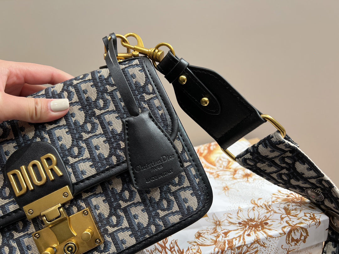 EN - Luxury Bags DIR 364