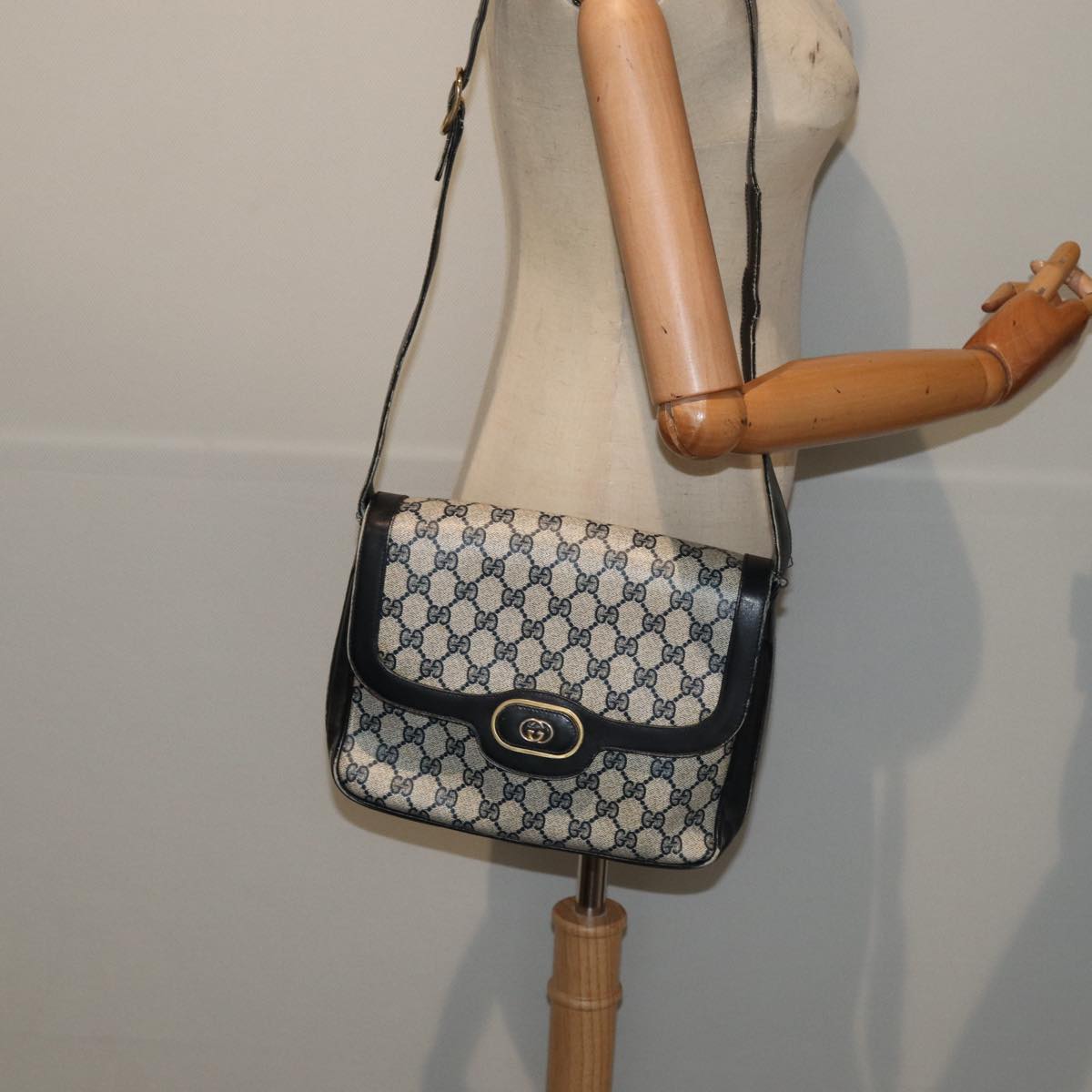 GUCCI GG Supreme Shoulder Bag PVC Leather Navy Gold 86830