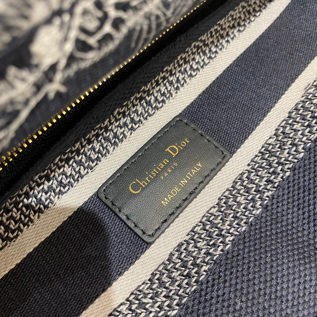 GLAMI MeGLAMIum Lady D-Lite Bag Toile de Jouy Stripes Embroidery, Navy Blue Handbags, 24cm CD M0565ORLP_M928