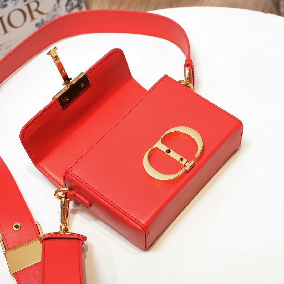30 MONTAIGNE FLAP BAG