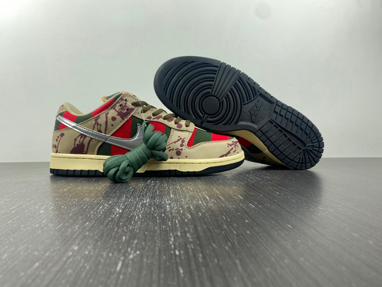 Designer SB Dunk Low Ã¢â‚¬Å“Freddy KruegerÃ¢â‚¬Â