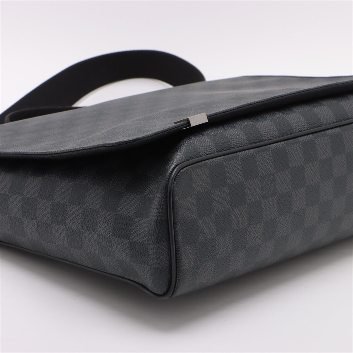 Louis Vuitton Damier Graphite District GM N41030