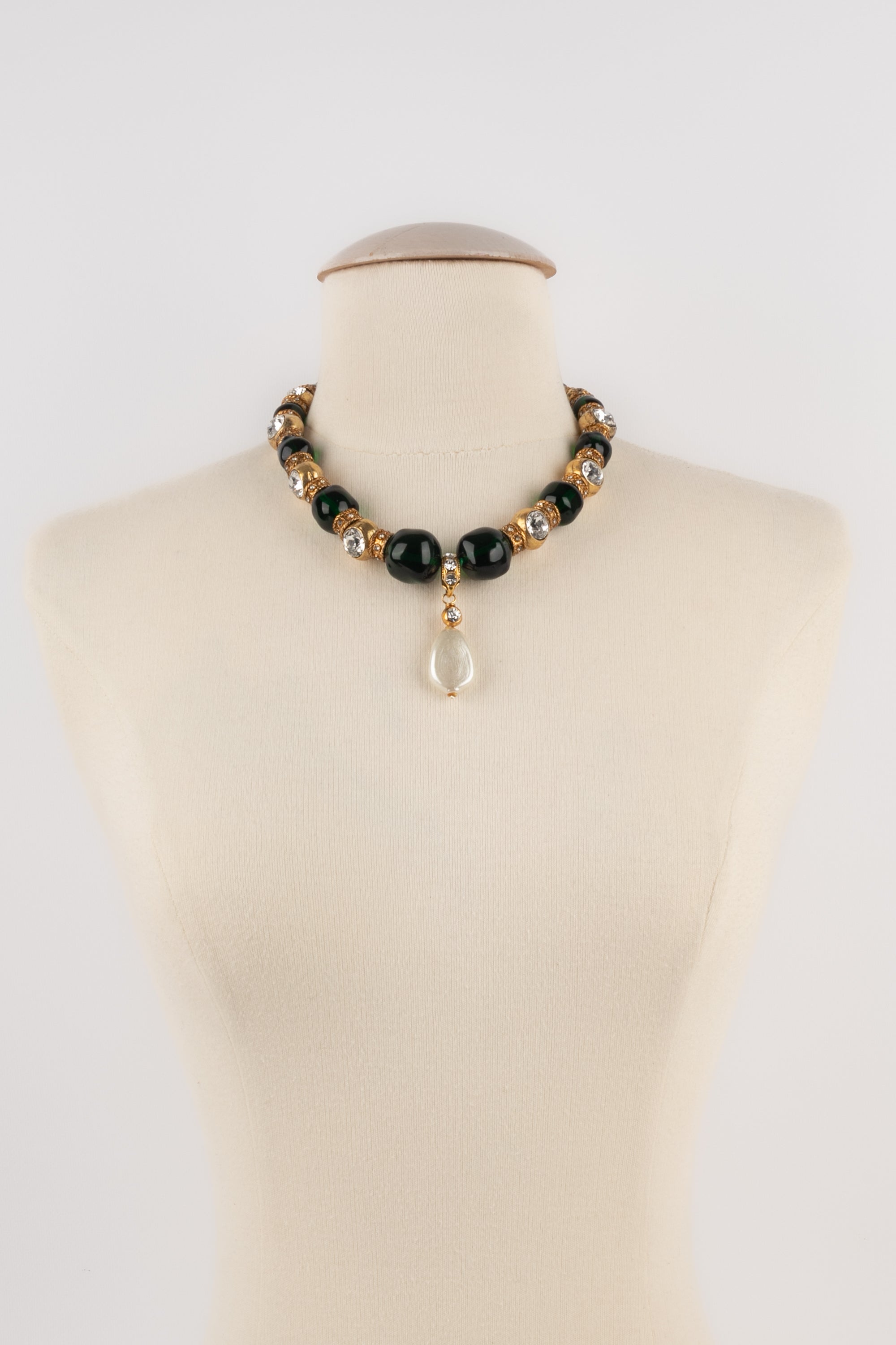 Collier court Chanel
