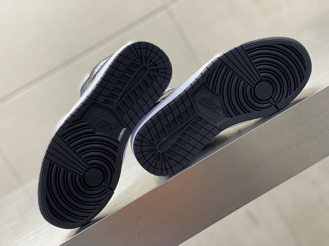 GLAMI Jordan 1 Mid Wmns ‘Hologram’ Black For Men DR9495-001