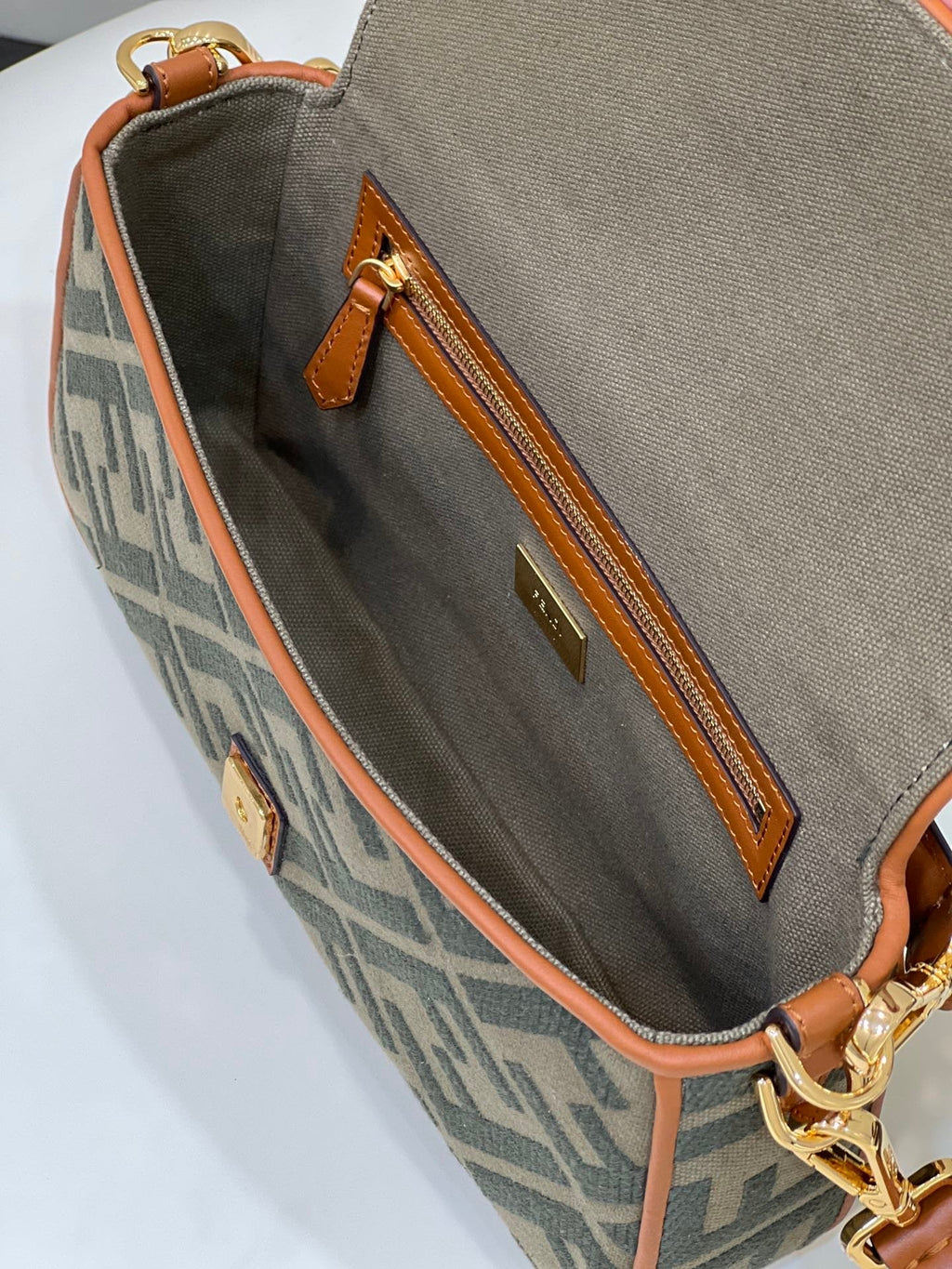 FI Baguette Khaki For Women, WomenÃ¢â‚¬â„¢s Handbags, Shoulder And Crossbody Bags, 10.6in/27cm FF 8BR600