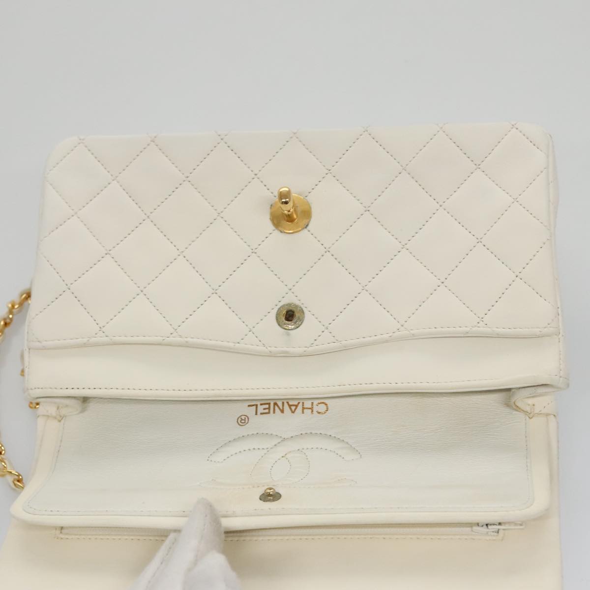CHANEL Matelasse Chain Shoulder Bag Leather White Gold CC 96085
