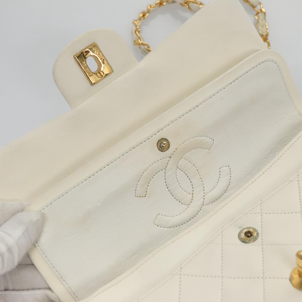 CHANEL Matelasse Chain Shoulder Bag Leather White Gold CC 96085