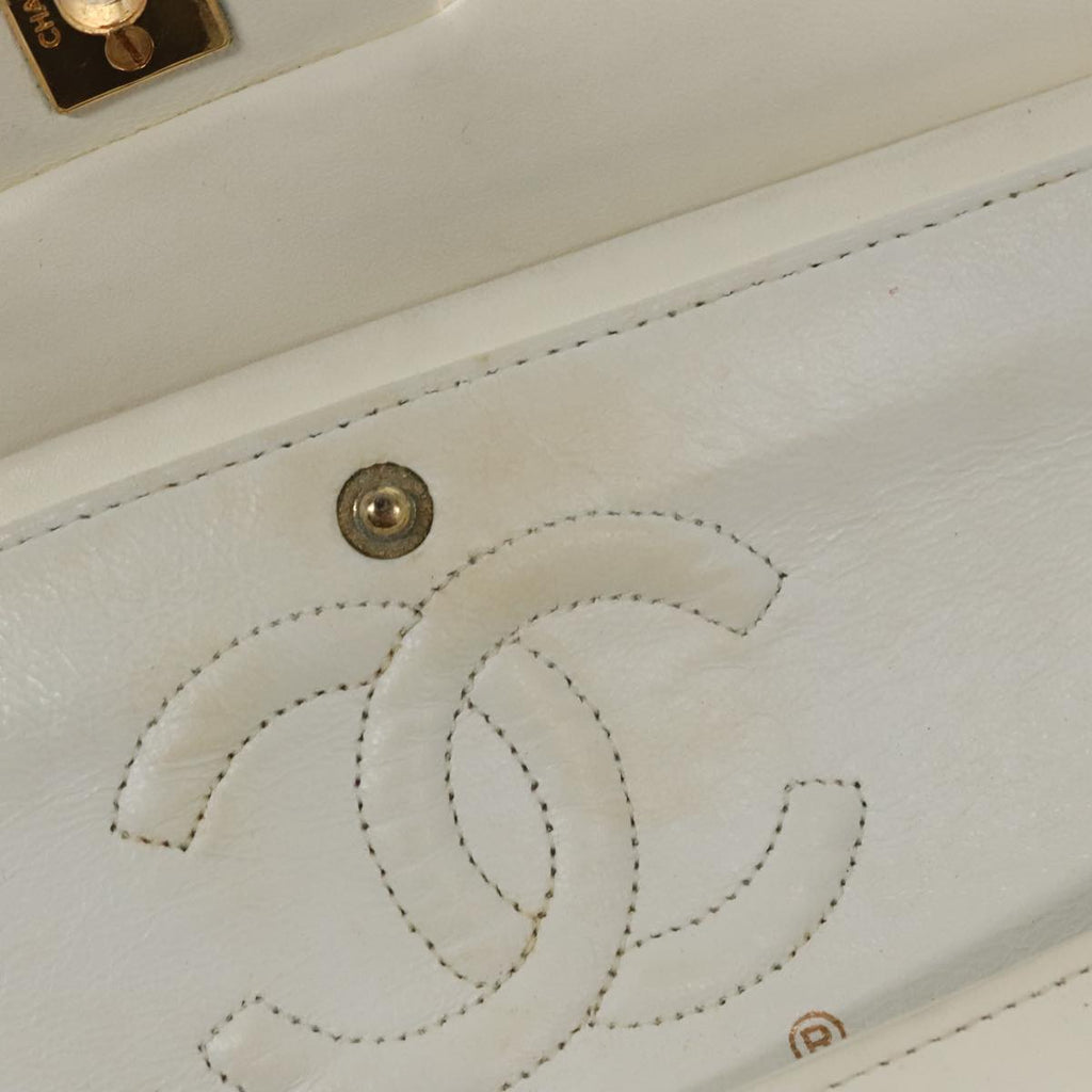 CHANEL Matelasse Chain Shoulder Bag Leather White Gold CC 96085