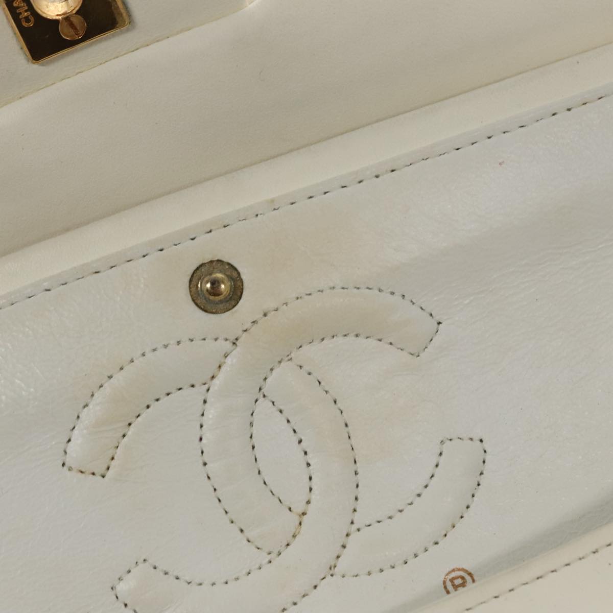 CHANEL Matelasse Chain Shoulder Bag Leather White Gold CC 96085