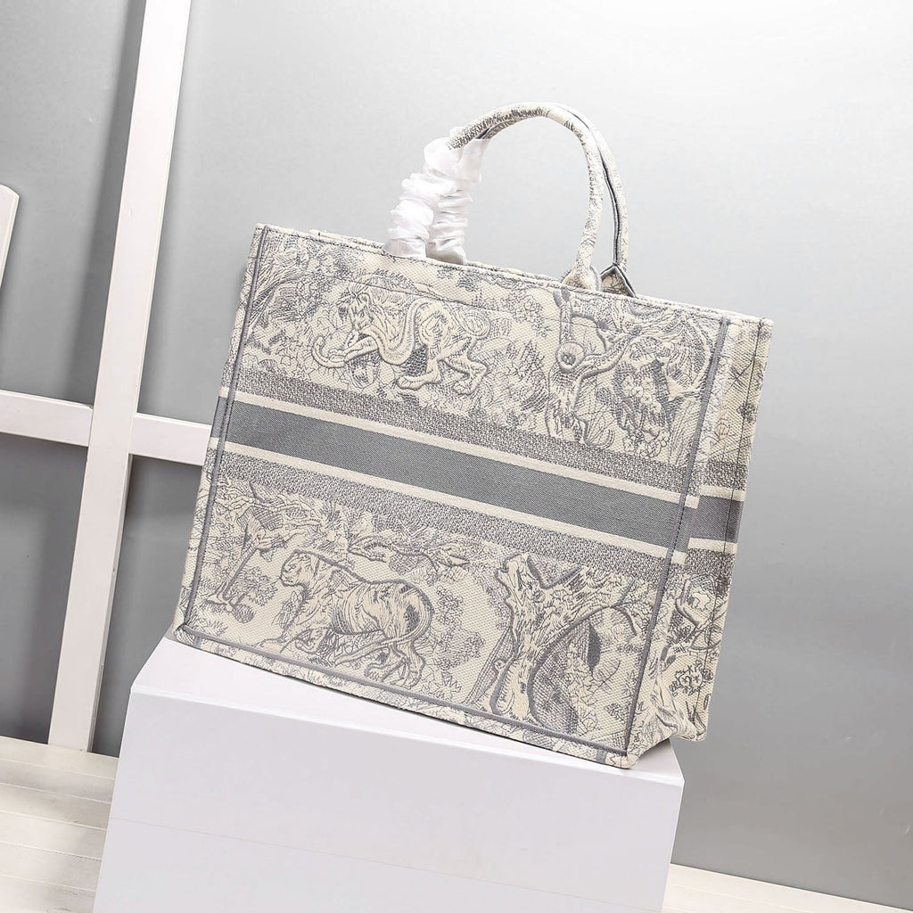 GLAMI MeGLAMIum Book Tote Bag By Maria Grazia Chiuri Grey For Women 14in/36cm CD M1296ZTDT_M932