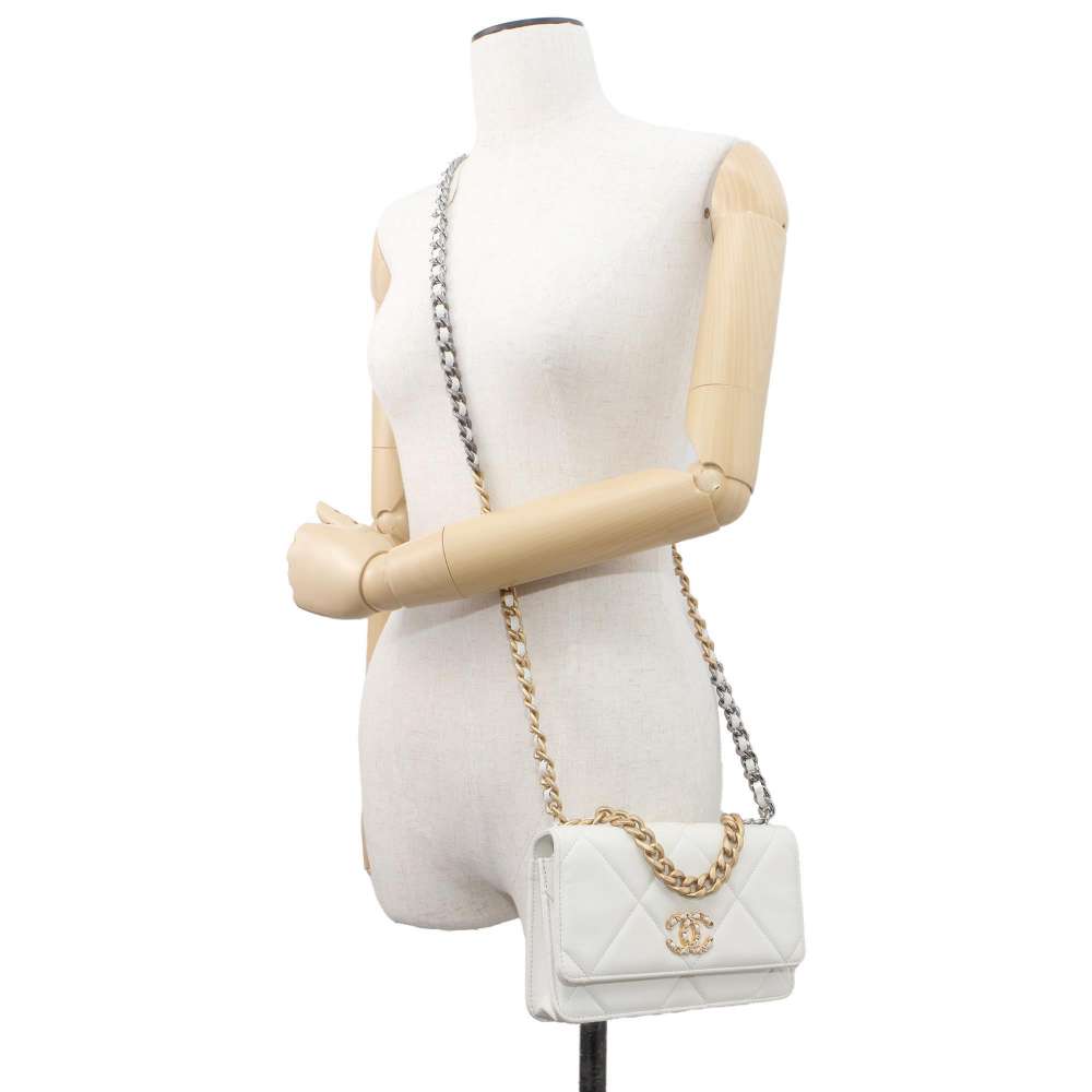 CHANEL 19 Chain wallet WhiteAP0957 Lambskin